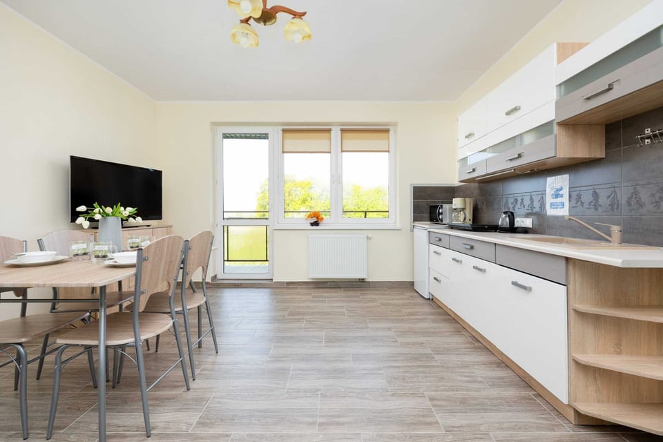 Kitchenette with plenty of kitchen utensils and dishes. 