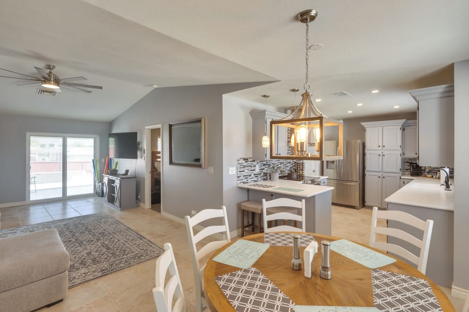 Dining Area | Dishware/Flatware Provided