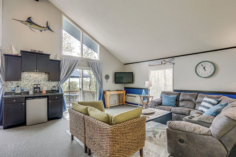Living Room | Air Conditioning | Flat-Screen TV w/ Cable