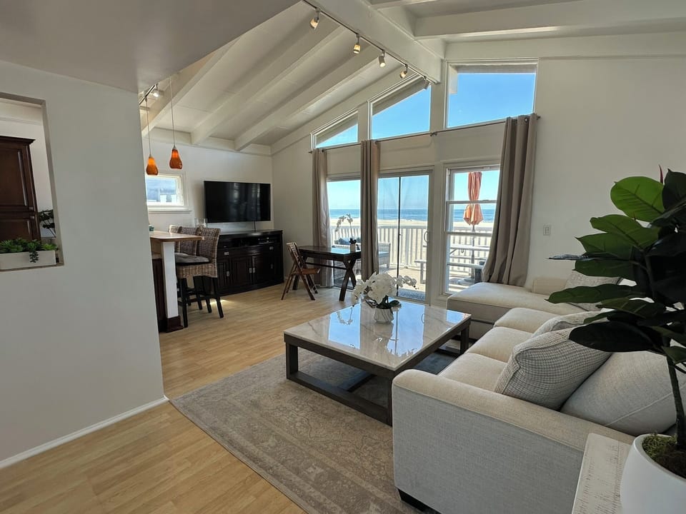 Livingroom from entrance