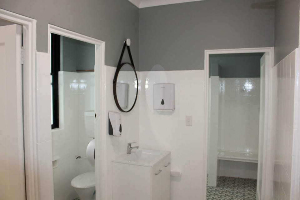 Bathtub, towels