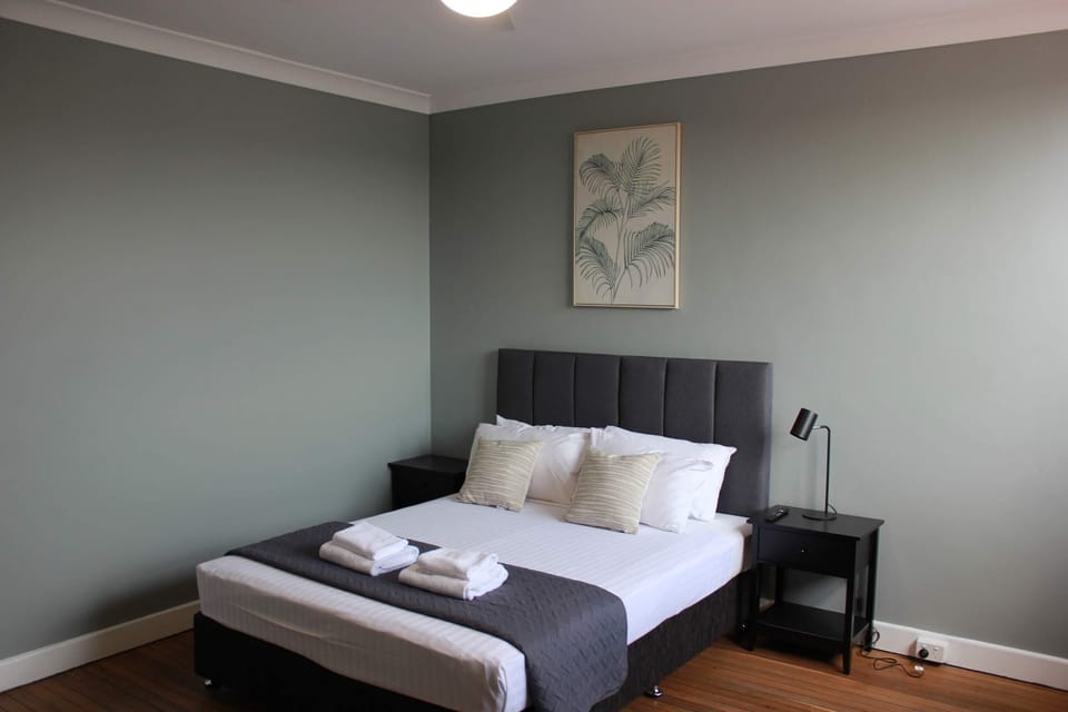 Queen Twin Room (Shared Bathroom) | WiFi (free), bed sheets