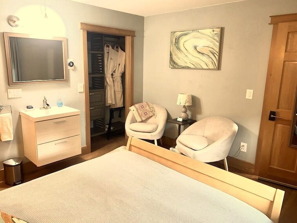 Mt. Adair Room sitting area