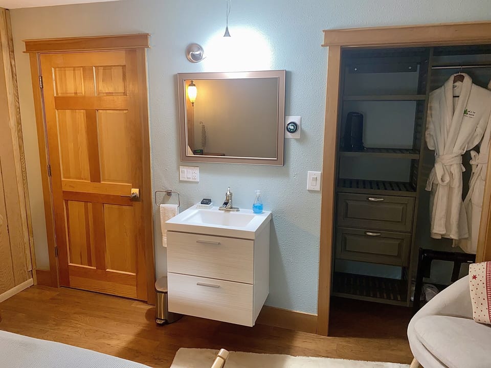Mt. Adair Room /  In-Room Sink 