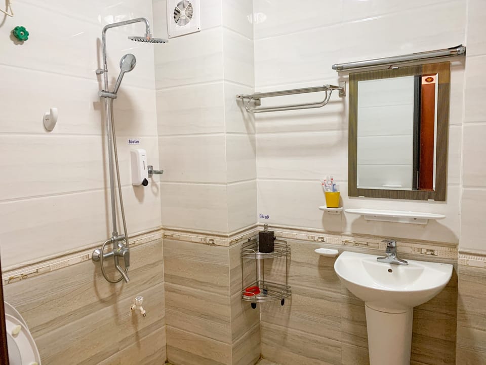 Shower, hydromassage showerhead, free toiletries, hair dryer