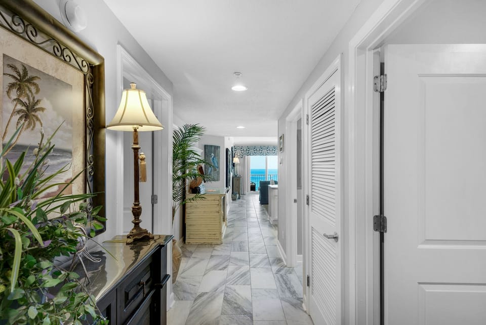 Hallway to the bedrooms