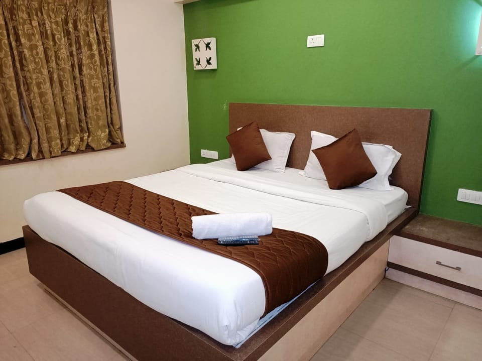 Deluxe Double Room | Hypo-allergenic bedding, iron/ironing board, bed sheets
