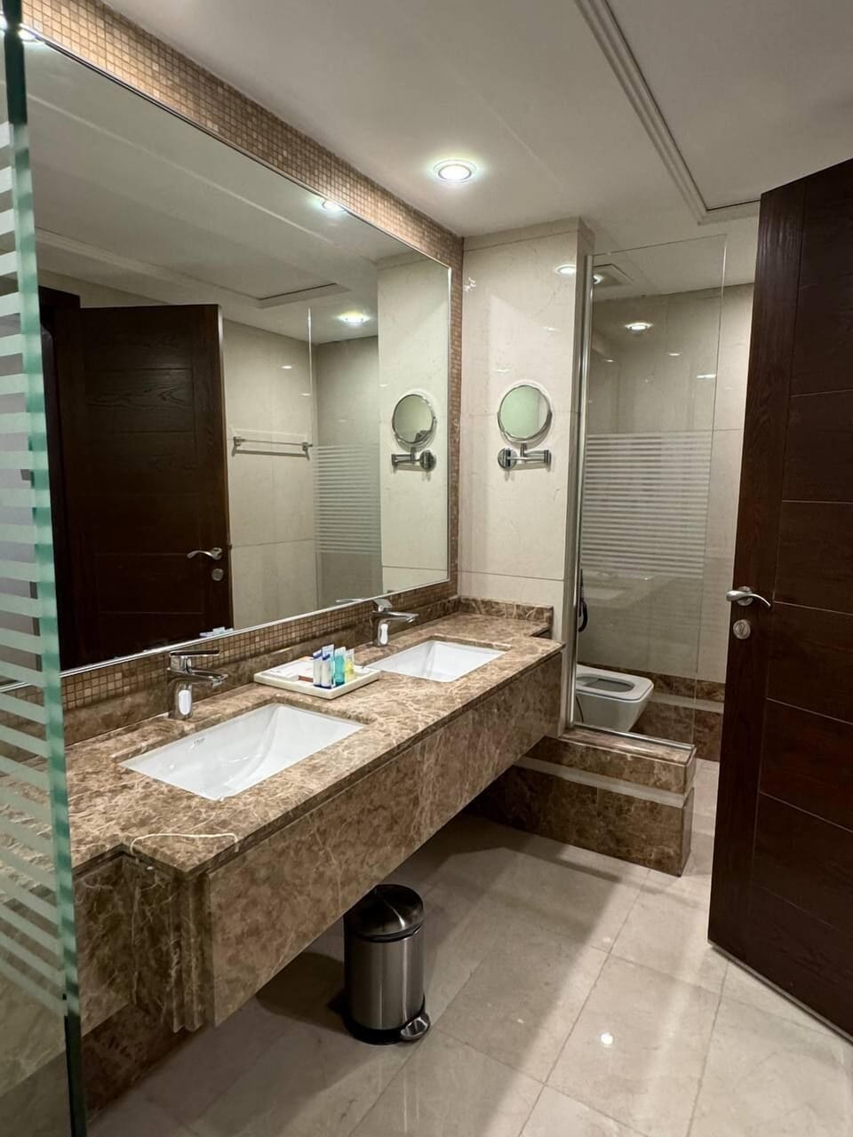 Studio | Bathroom | Shower, slippers, bidet, towels