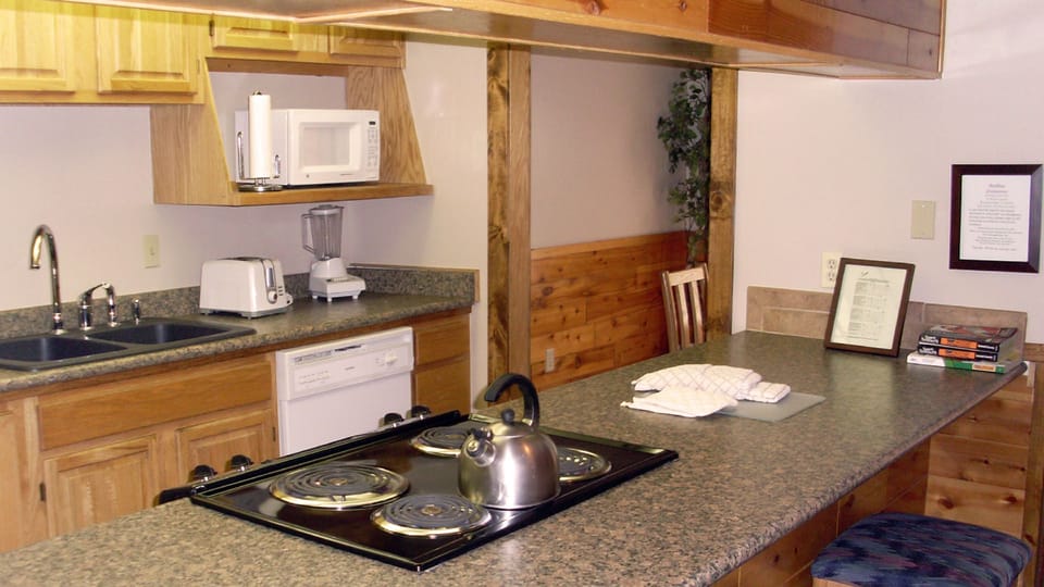 Superior Townhome, 2 Bedrooms, Mountainside | Private kitchen | Full-size fridge, microwave, oven, dishwasher