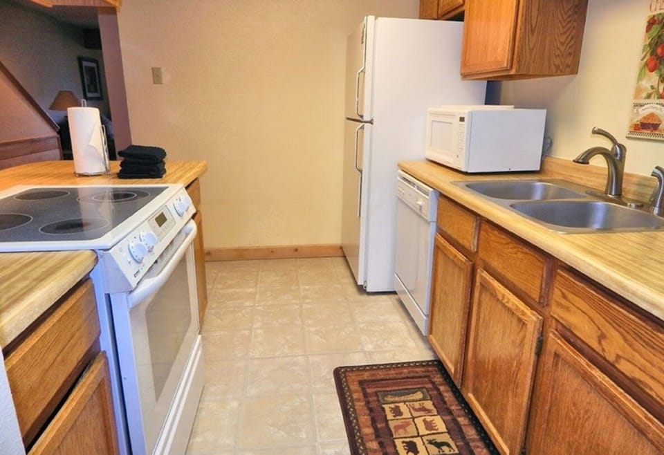 Superior Townhome, 2 Bedrooms, Mountainside | Private kitchen | Full-size fridge, microwave, oven, dishwasher