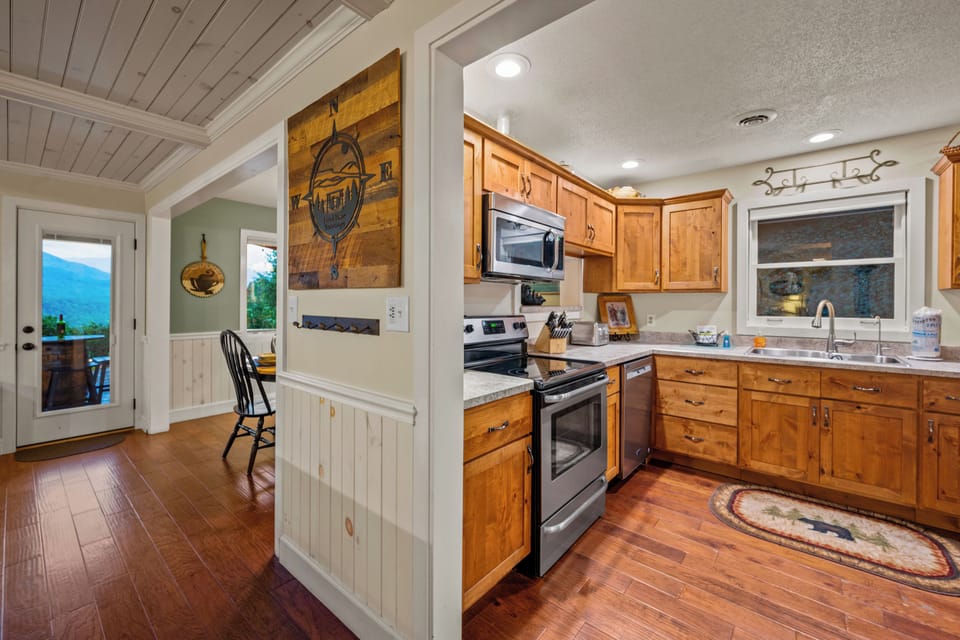 Fully equipped kitchen: cook/bake/dinner/silver-ware provided
