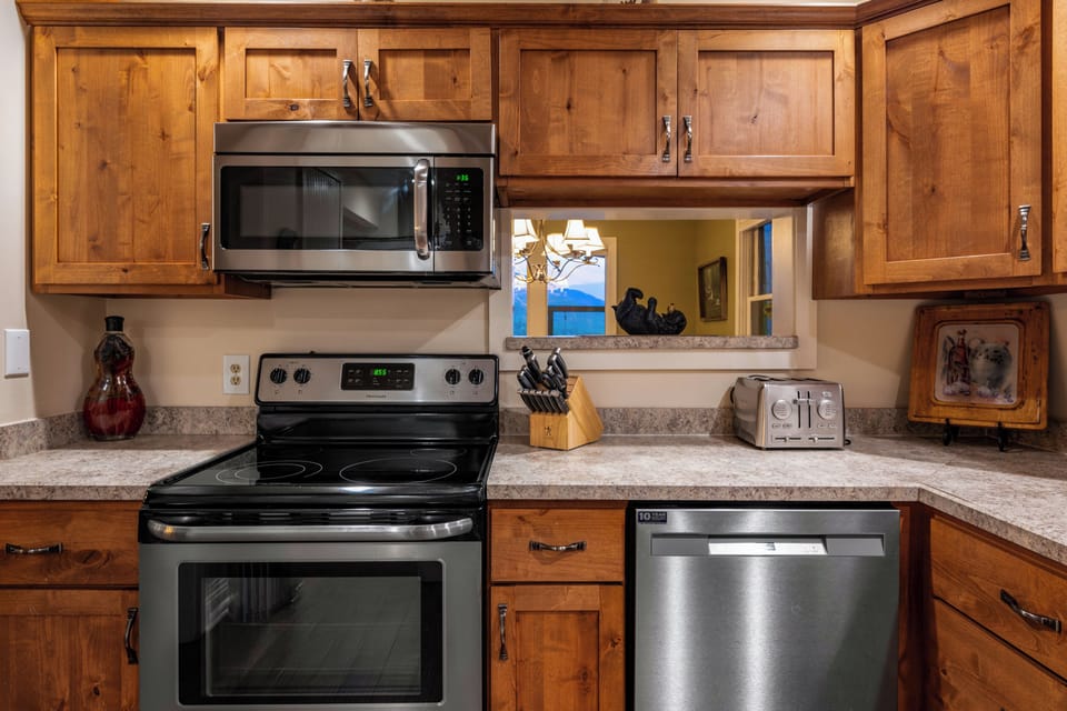 Fully equipped kitchen: cook/bake/dinner/silver-ware provided