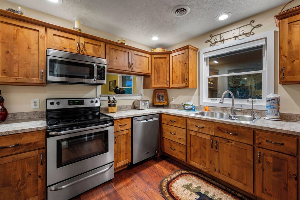Fully equipped kitchen: cook/bake/dinner/silver-ware provided