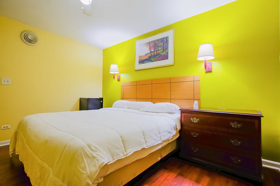 Room, 1 King Bed, Accessible | Free WiFi, bed sheets