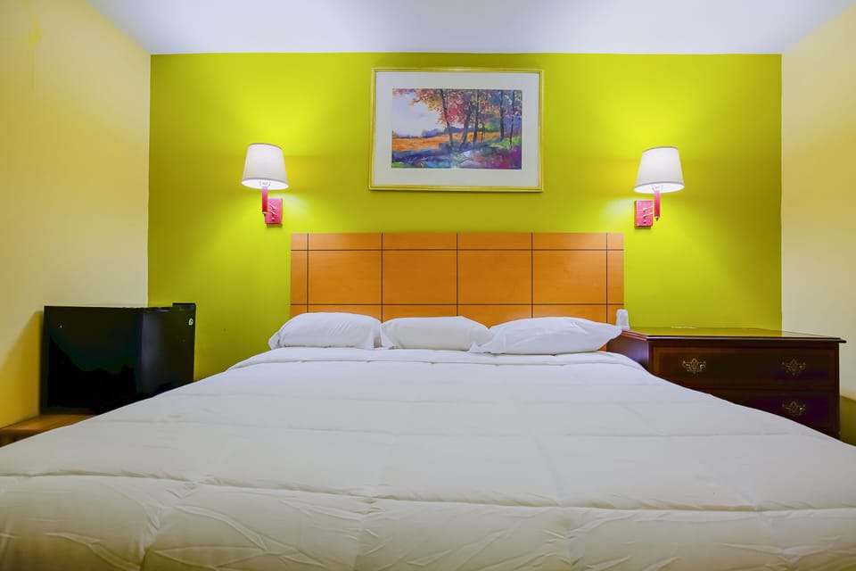 Room, 1 King Bed, Accessible | Free WiFi, bed sheets