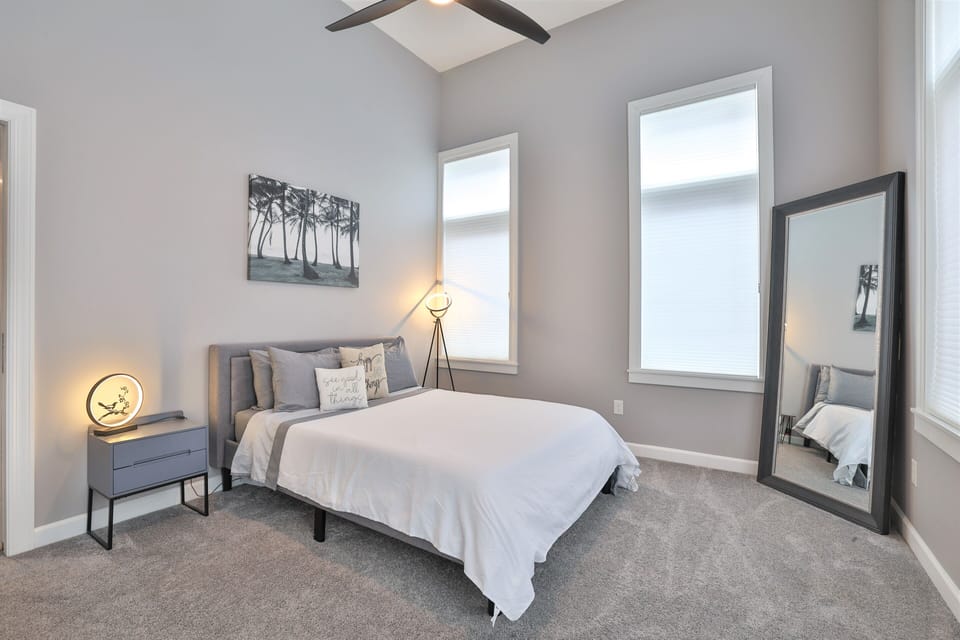 big bedroom w/ a queen size memory foam mattress for added comfort