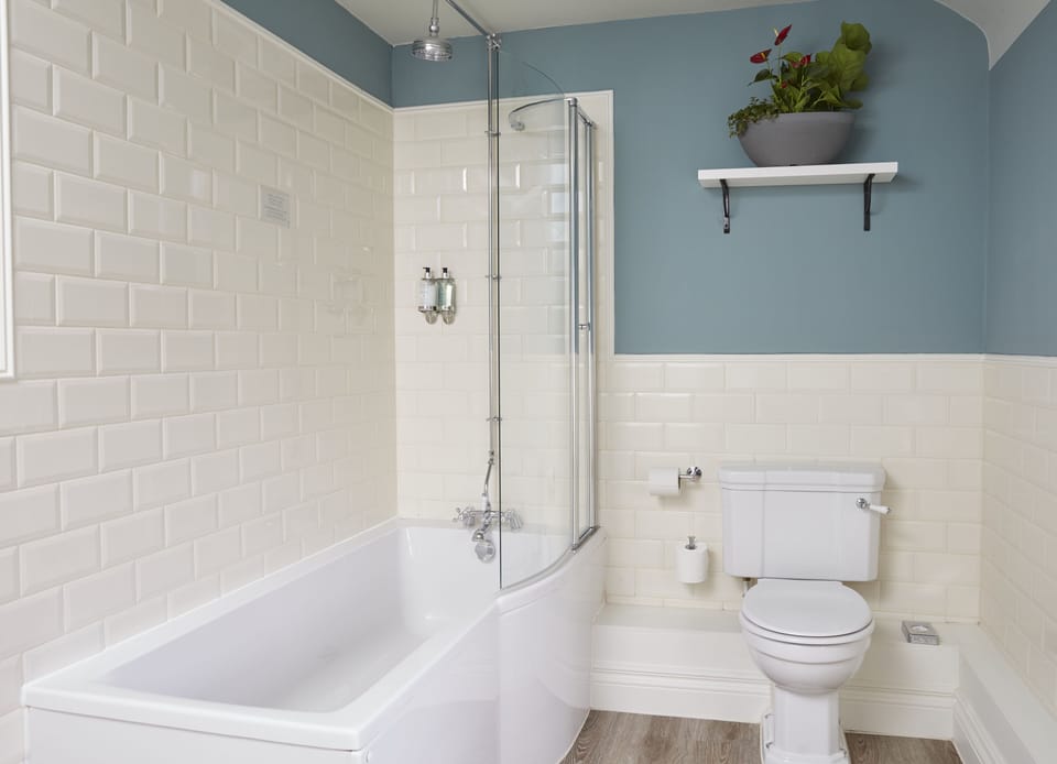 King Room | Bathroom | Combined shower/tub