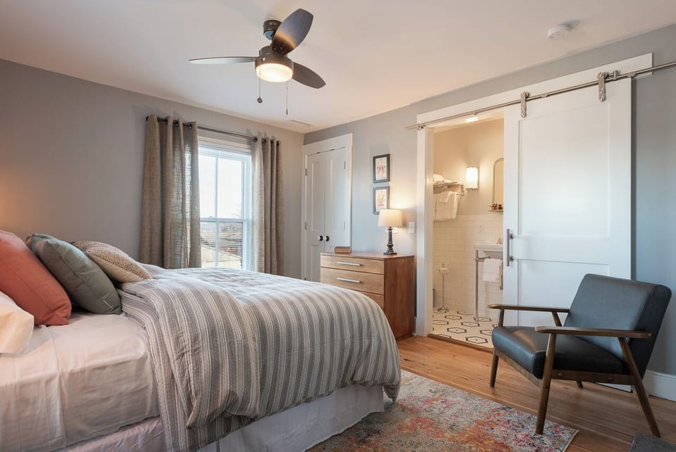 Bedroom w/ King Bed