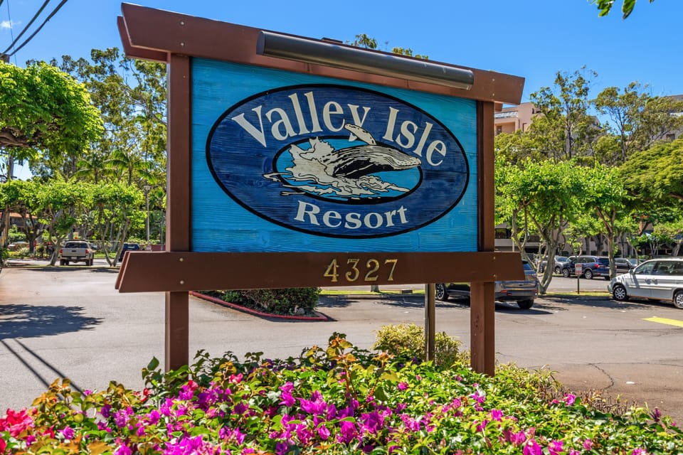 Valley Isle Resort is close to Pohaku Park, shops and restaurants at Kahana Gateway and Kahana Manor.