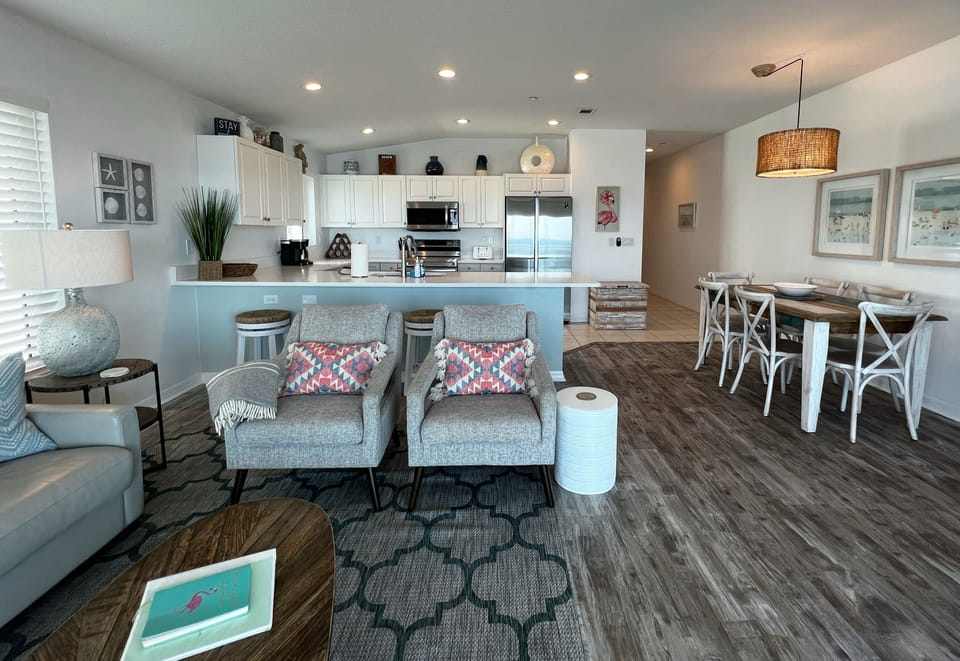 Comfortable seating in the living room to enjoy the large smart - Comfortable seating in the living room to enjoy the large smart TV or breathtaking nightly sunsets