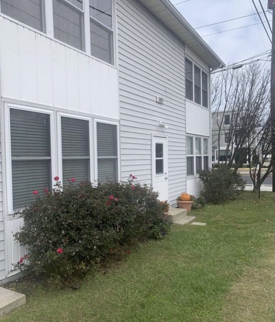 Ground floor 2 bed 1 bath condo. The building houses 4 separate units in total. 