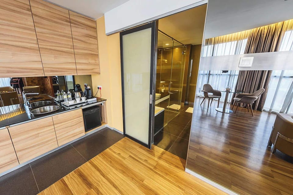 Executive Suite | Minibar, in-room safe, desk, blackout drapes