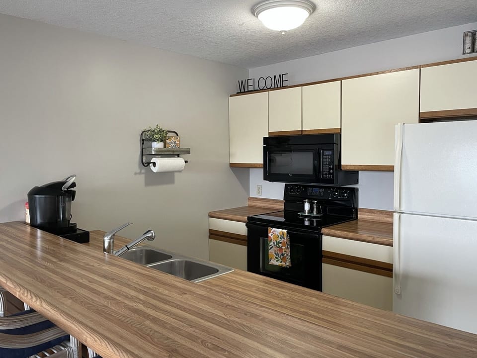 Kitchen with breakfast bar