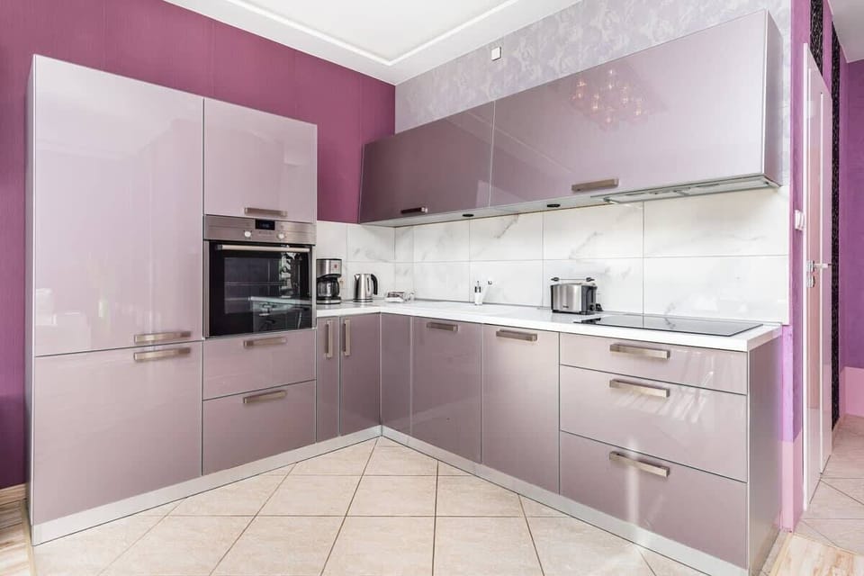 Fully equipped kitchenette. 