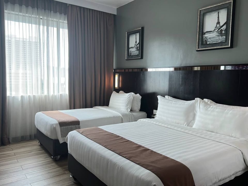 Deluxe Triple Room | In-room safe, desk, soundproofing, iron/ironing board