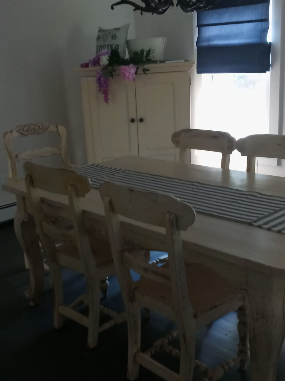 dining..room for 6 ! 