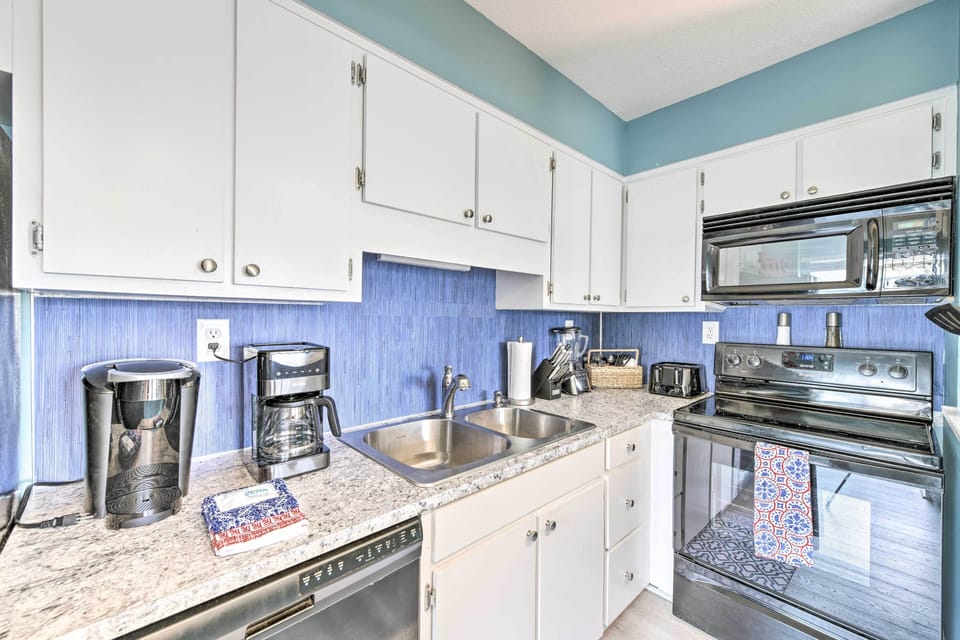Fully Equipped Kitchen | Drip & Keurig Coffee Makers | Blender
