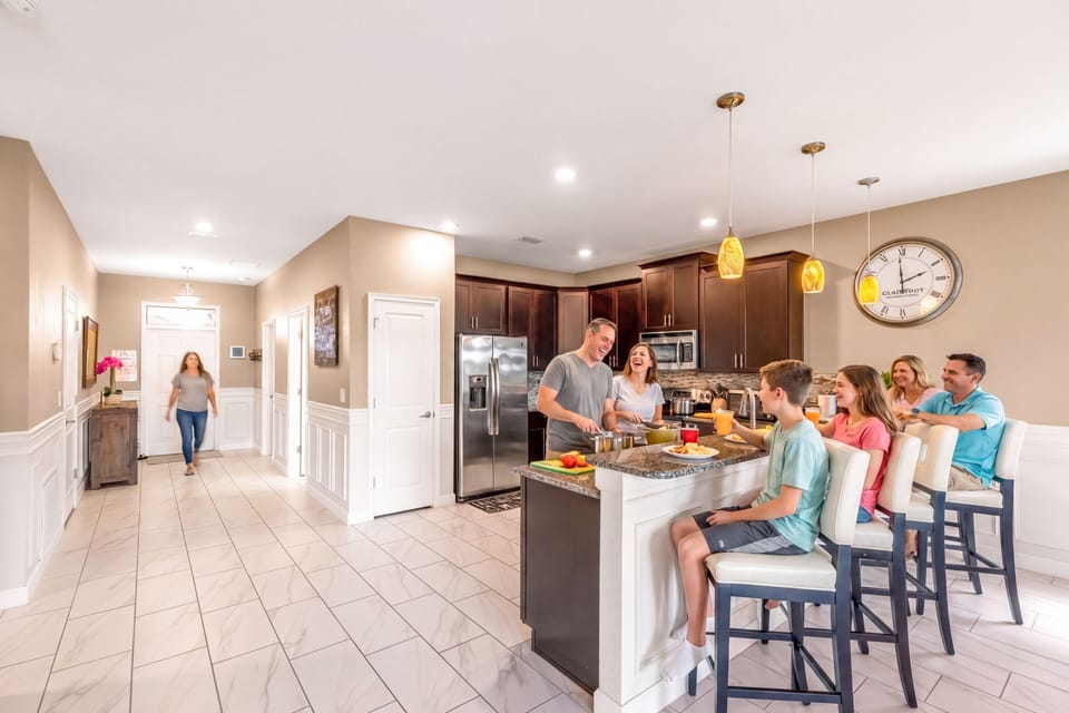 Kitchen with open floor plan with seating for 5 at breakfast bar