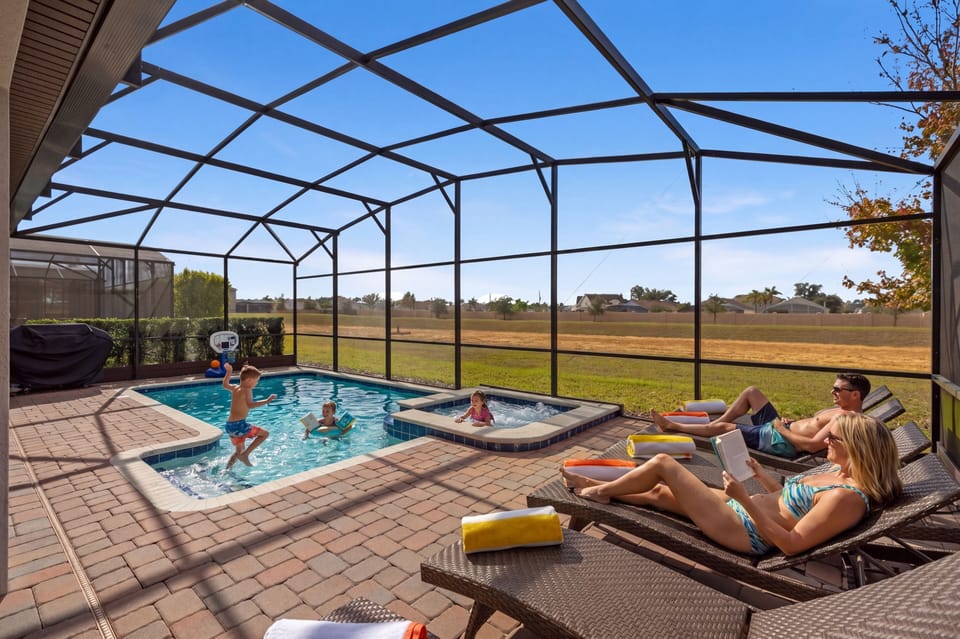 Saltwater pool and spa, privacy bushes 6 lounge chairs - NO REAR NEIGHBORS!