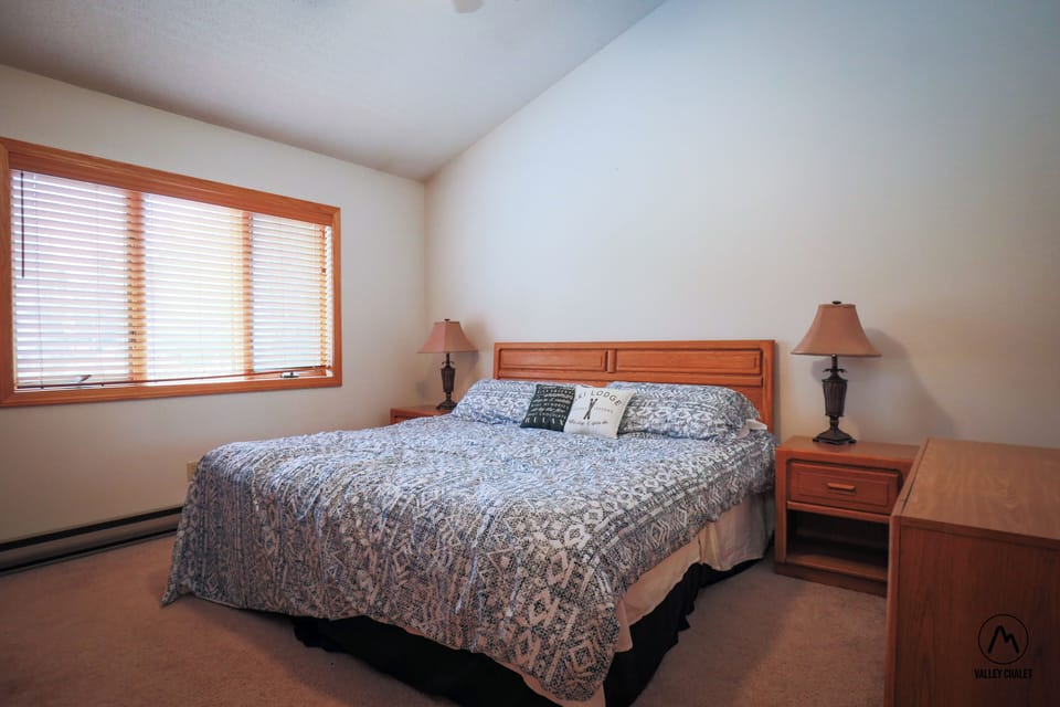 Spacious master bedroom with king bed. Spectacular sunrises!