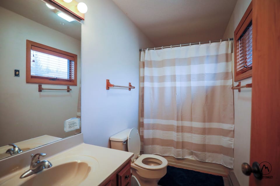 Large master bath with Jacuzzi tub.