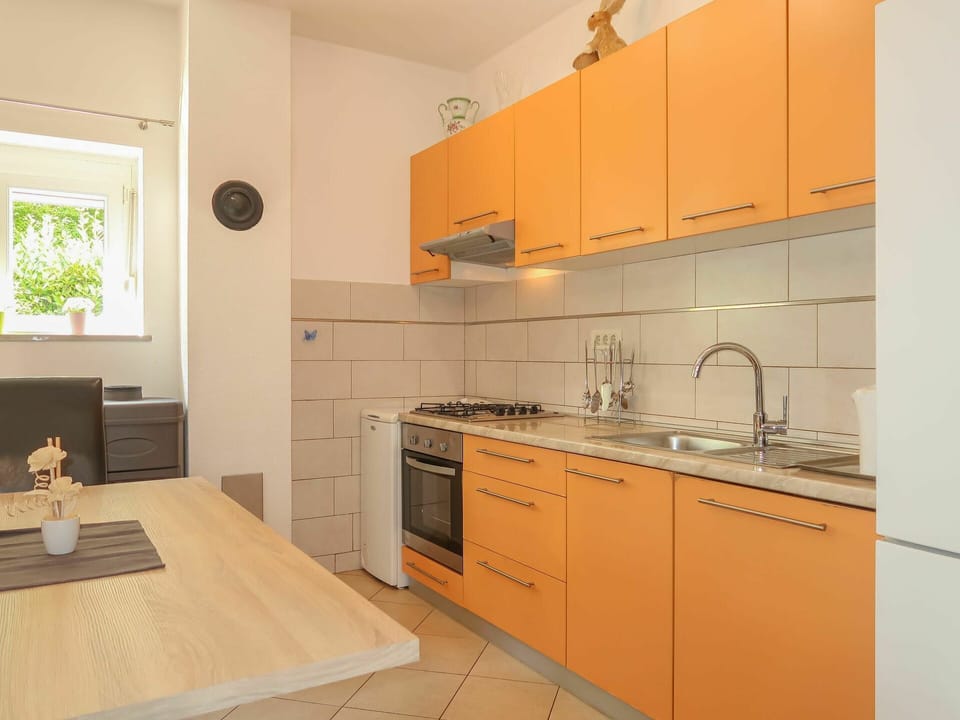 Cabinetry, Countertop, Tap, Kitchen Sink, Sink, Property, Furniture, Building, Plumbing Fixture, Wood