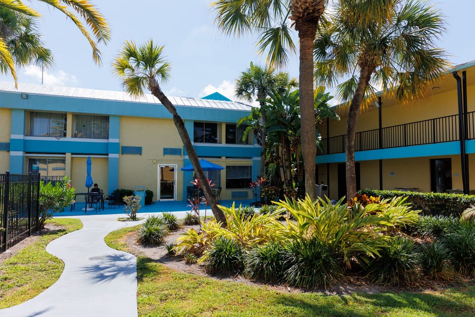 Garnet Inn & Suites, Orlando Hotel in Orlando