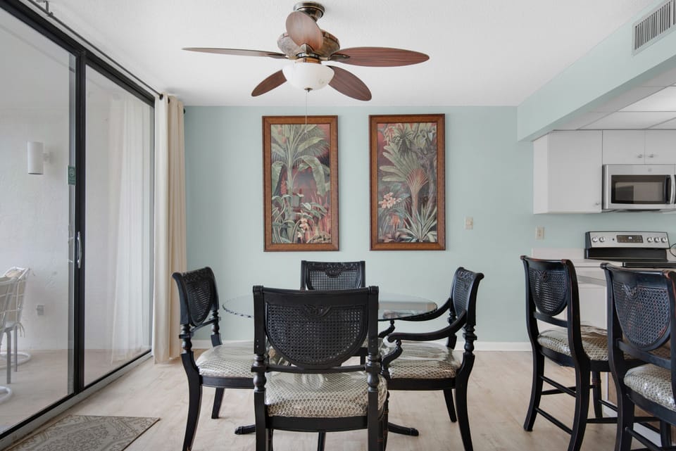Dining table seats 4