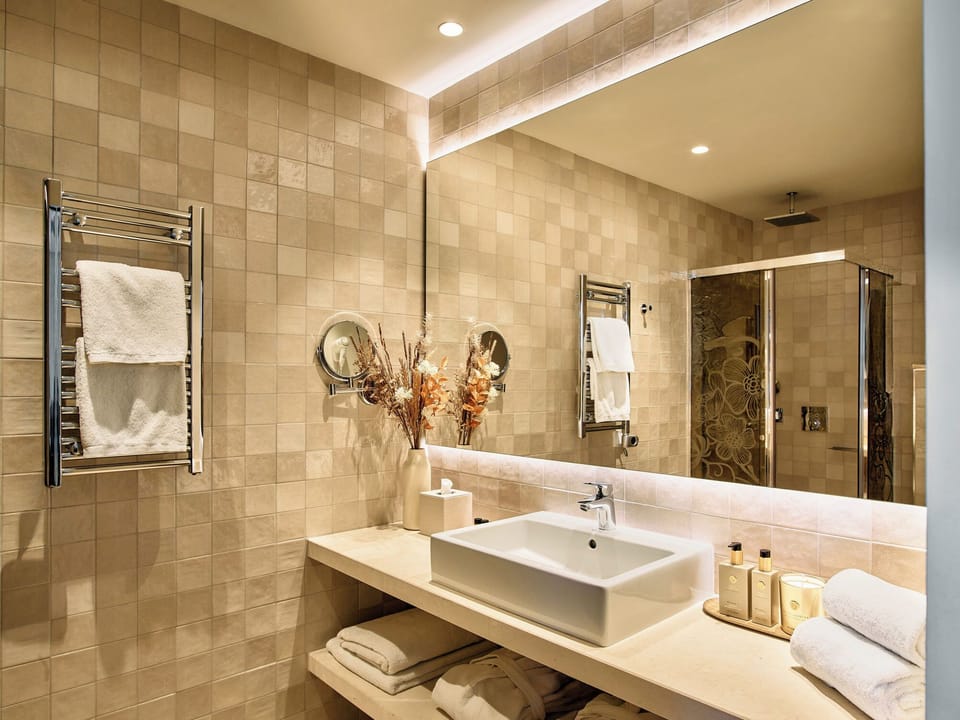 Deluxe Triple Room | Bathroom | Bathtub, towels