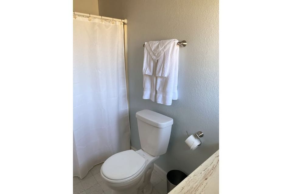 En-suite bath with Shower/tub 