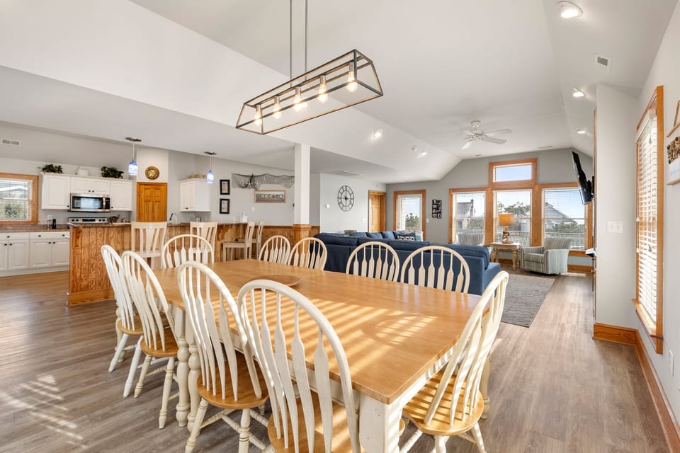 DU913: Rescued | Top Level Dining Area