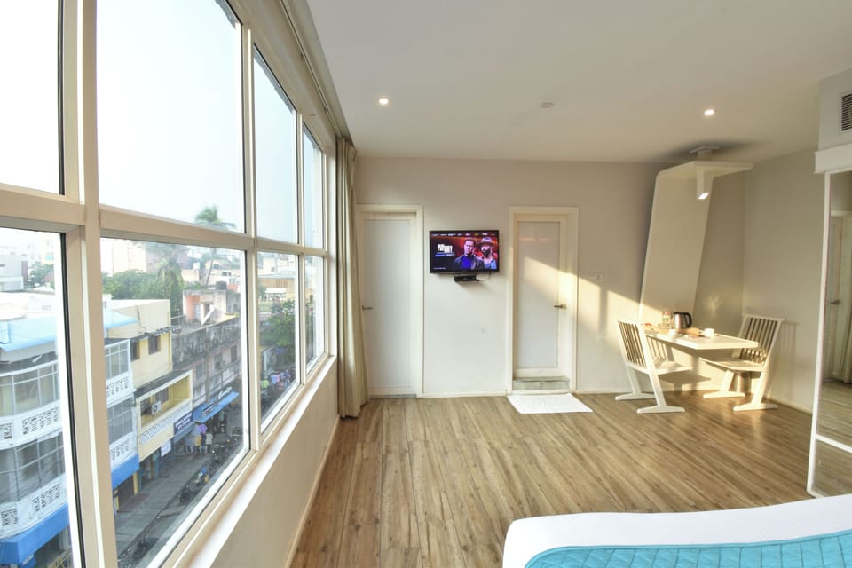 Executive Room | Desk, laptop workspace, free WiFi, bed sheets