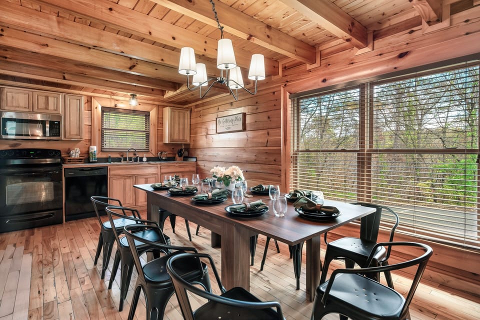 Deluxe Cabin, 6 Bedrooms, Hot Tub, Mountain View | Dining room