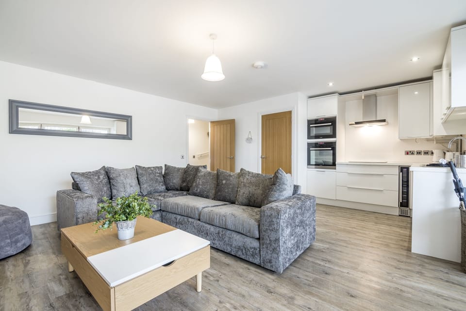 House (5 Bedrooms) | Living area | 32-inch TV with cable channels