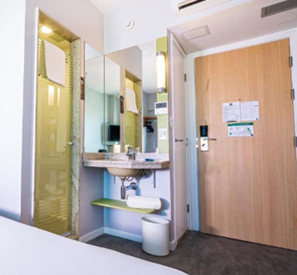 Shower, eco-friendly toiletries, towels