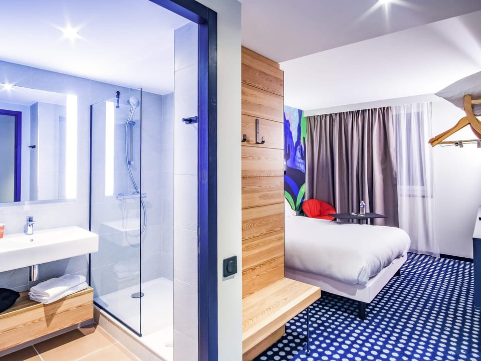 Blackout drapes, soundproofing, free WiFi, bed sheets