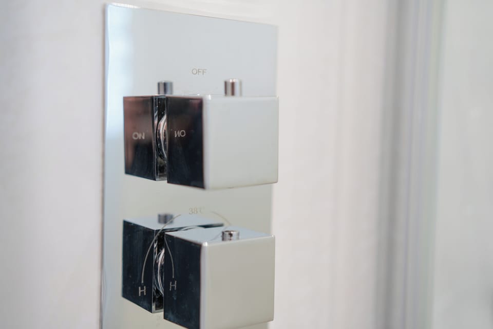 Twin Room, Ensuite | In-room safe, individually furnished, iron/ironing board, bed sheets