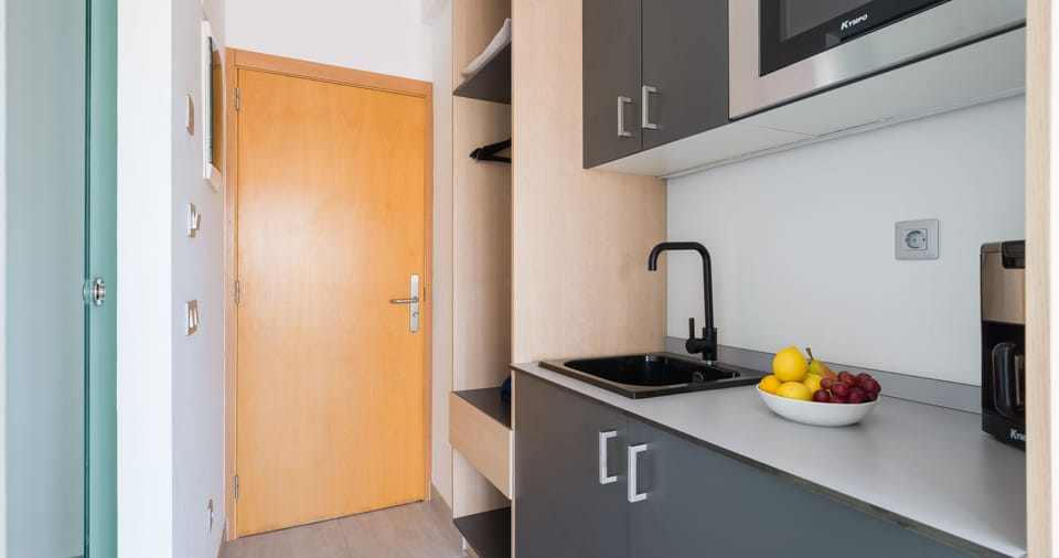 Duplex | Private kitchen | Microwave, coffee/tea maker, electric kettle, toaster