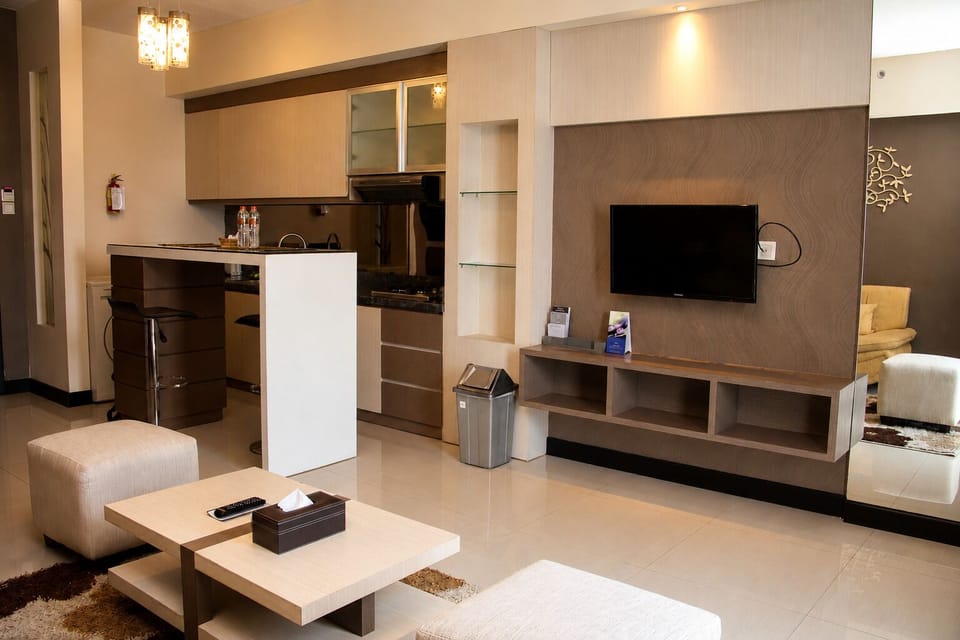Apartment 1 Bedroom Deluxe Suite | In-room safe, desk, laptop workspace, blackout drapes