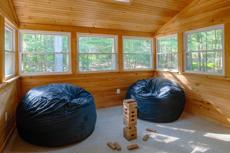 Space designed for a good chat, playing Jenga while enjoying tranquil views.